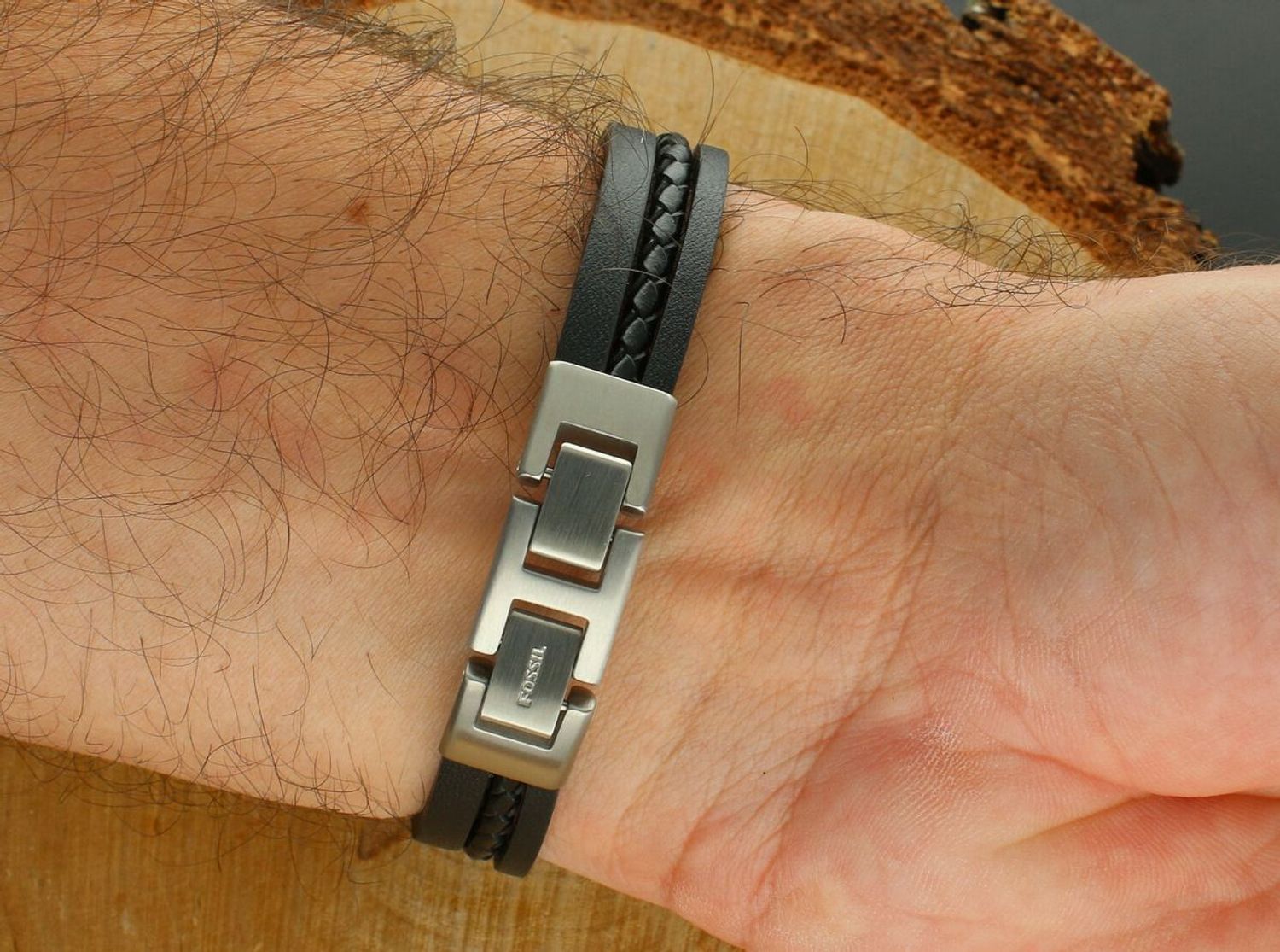 Męska Skórzana Bransoletka FOSSIL Potrójna z Grawerem – Zatrzask, Logo BRANS.jpg